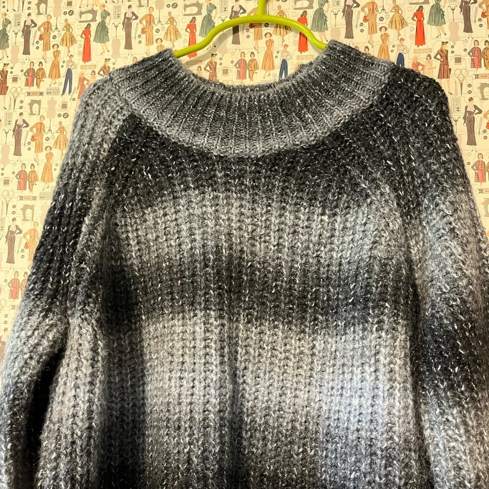 NW Old Navy sweater 🖤 - Picture 2 of 5